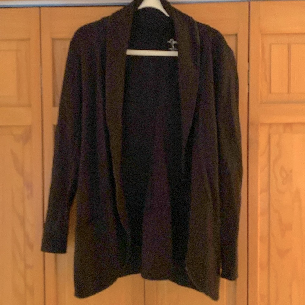 Lysse tuxedo style no button ladies topper jacket sz Small. Black. Classy. comfy